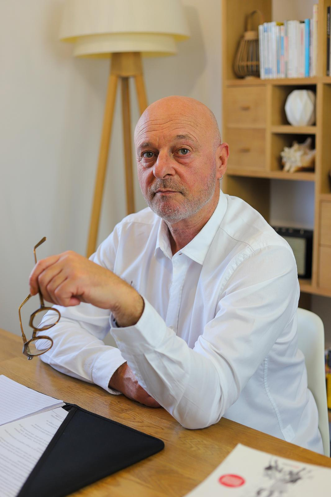 Hubert Turjman dans son bureau, en posture d'écoute